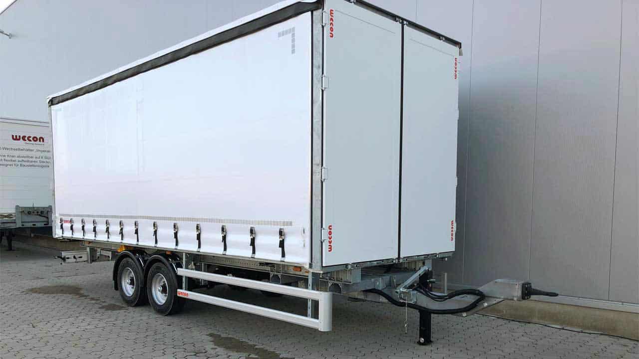 Lightweight trailer with curtainside body and through-loading system