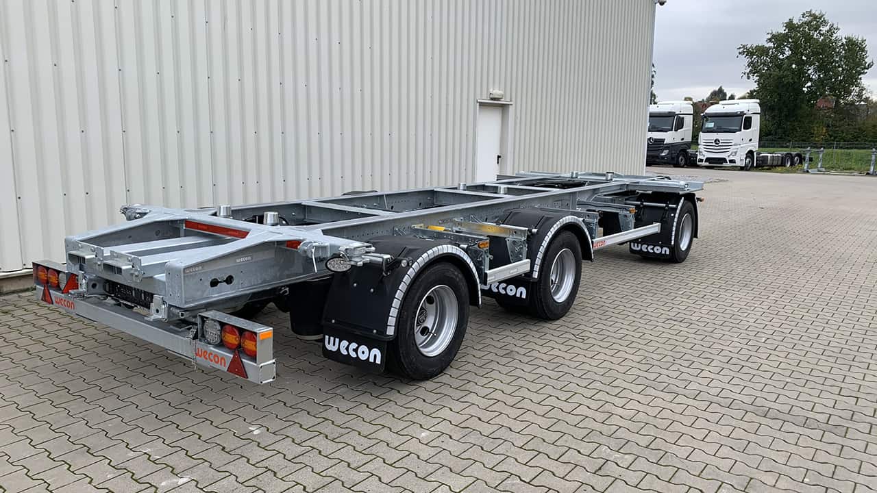 Turntable swap trailer with three axles and forklift holder