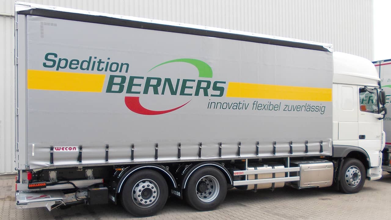 Curtainsider with under-ride tail lift