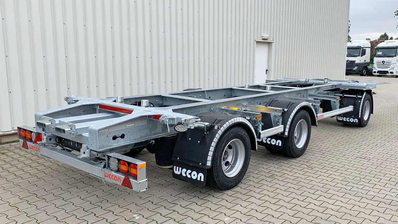 3-axle turntable swap trailer with forklift holder