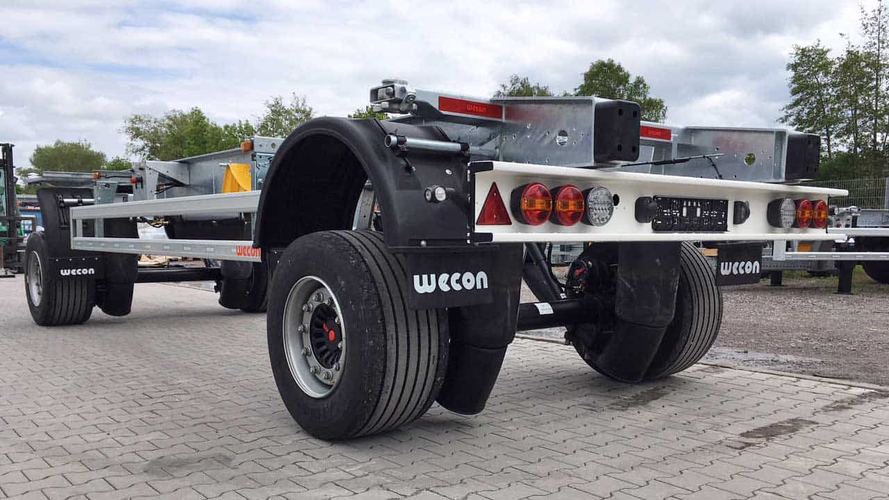 Turntable swap trailer lifted out with special lift