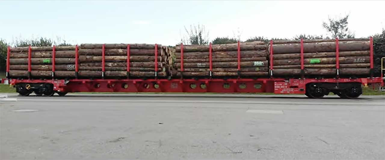 Bahntechnik: Timber-Aufbau für Rundholz und Schichtholz auf der Schiene mit m²-Tragwagen von DB Cargo