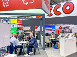 Mit individuell konfigurierbaren Sattelaufliegern mit Sonderausstattungen und maßgefertigten Wechselsystemen mit spezifischer Ladungssicherung bedient Wecon wachsende Kundenanforderungen. Bild: Wecon GmbH